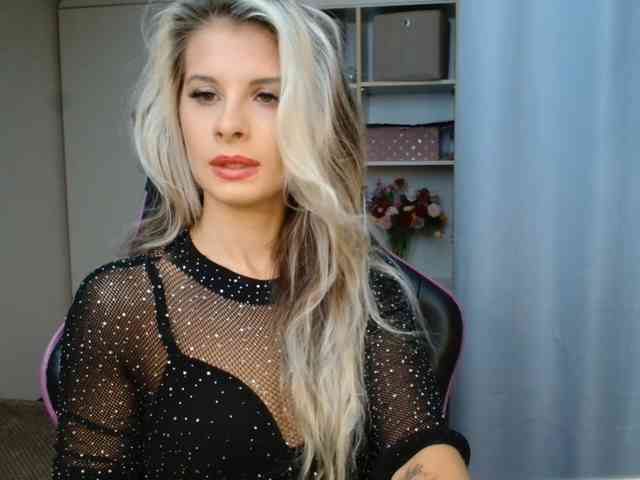 Model: KristineNatural