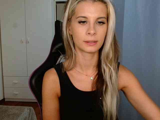 Model: KristineNatural