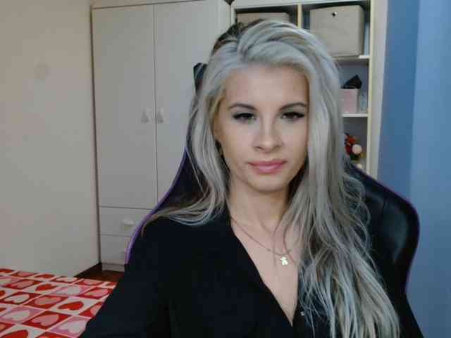 Model: KristineNatural