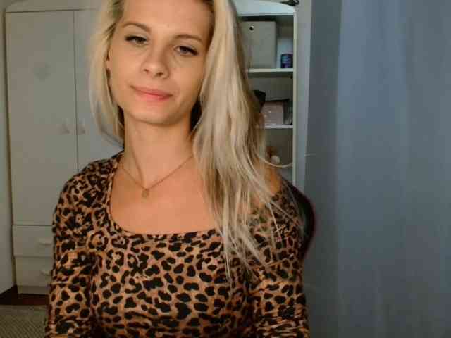 Model: KristineNatural
