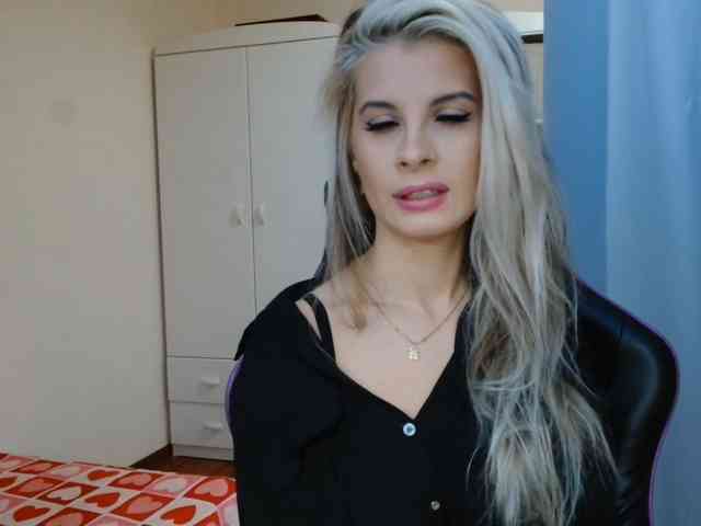 Model: KristineNatural