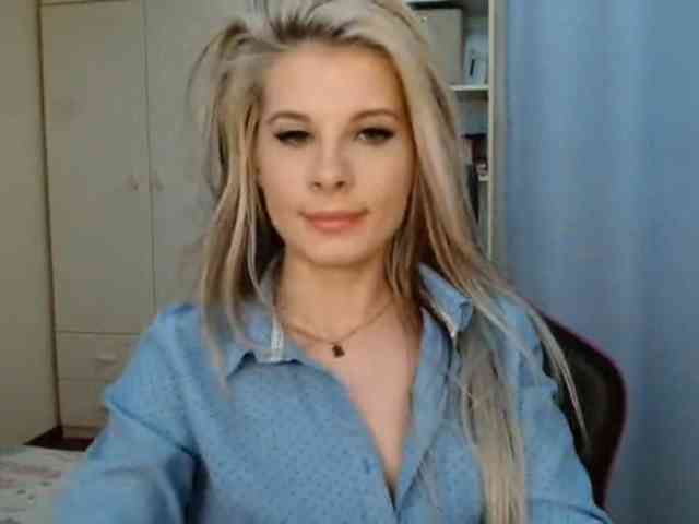 Model: KristineNatural