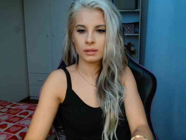 Model: KristineNatural