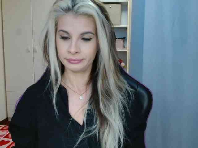 Model: KristineNatural
