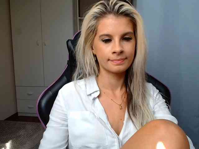 Model: KristineNatural