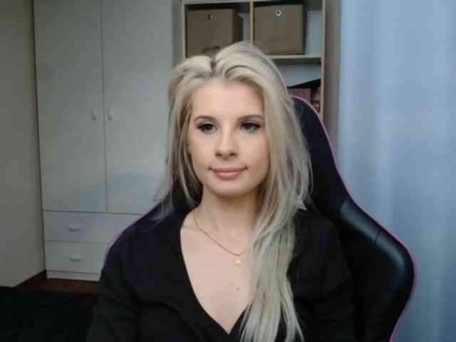 Model: KristineNatural