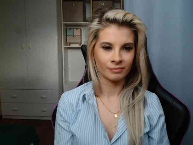 Model: KristineNatural