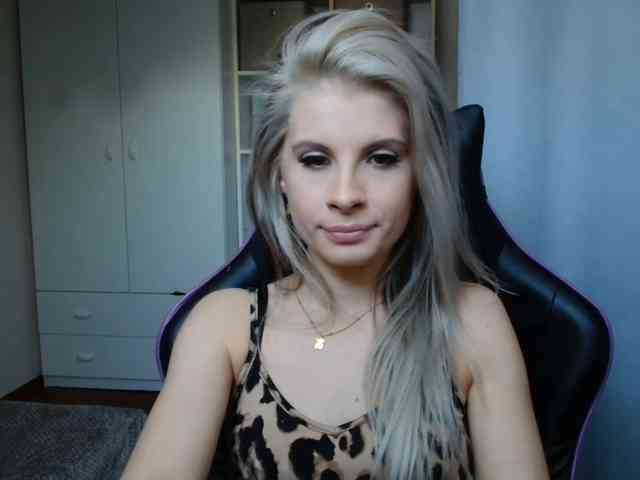 Model: KristineNatural