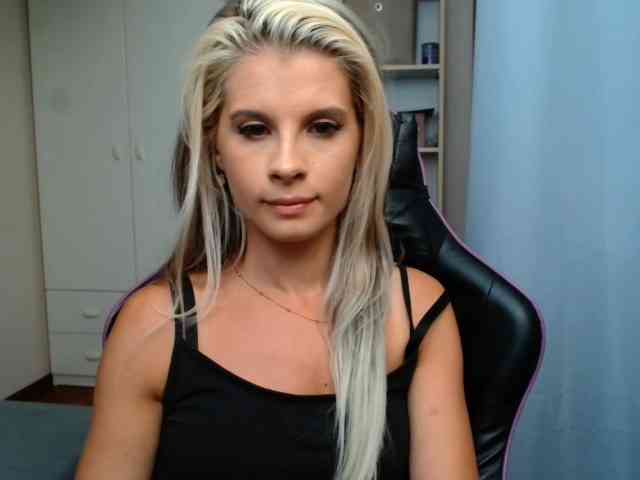 Model: KristineNatural