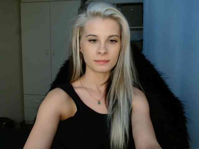 Model: KristineNatural