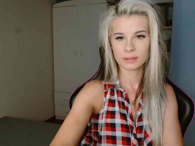 Model: KristineNatural