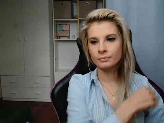Model: KristineNatural
