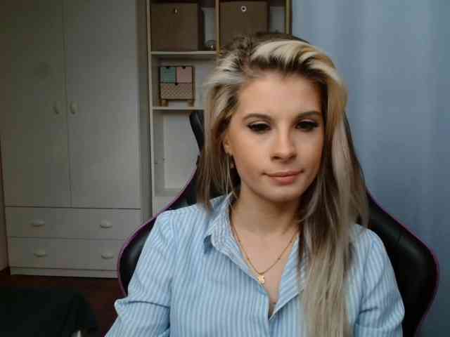 Model: KristineNatural