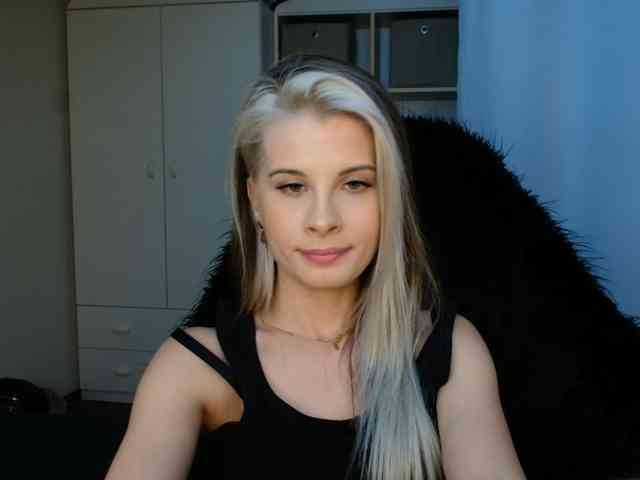 Model: KristineNatural
