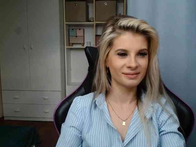 Model: KristineNatural