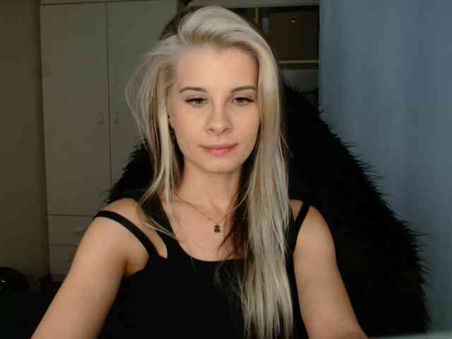 Model: KristineNatural