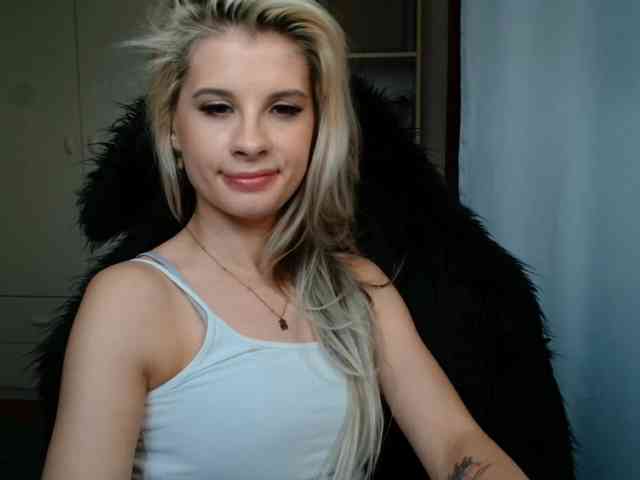 Model: KristineNatural