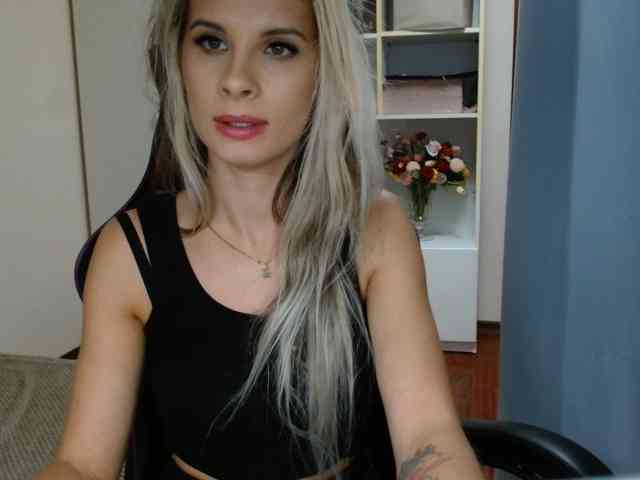 Model: KristineNatural