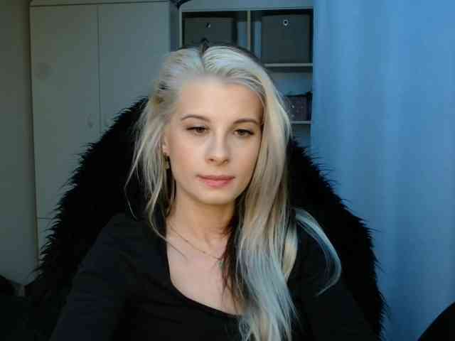 Model: KristineNatural