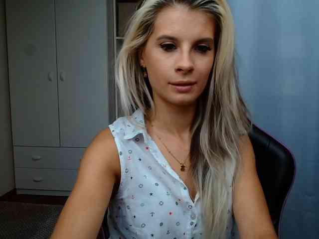 Model: KristineNatural