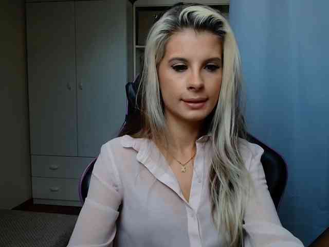 Model: KristineNatural
