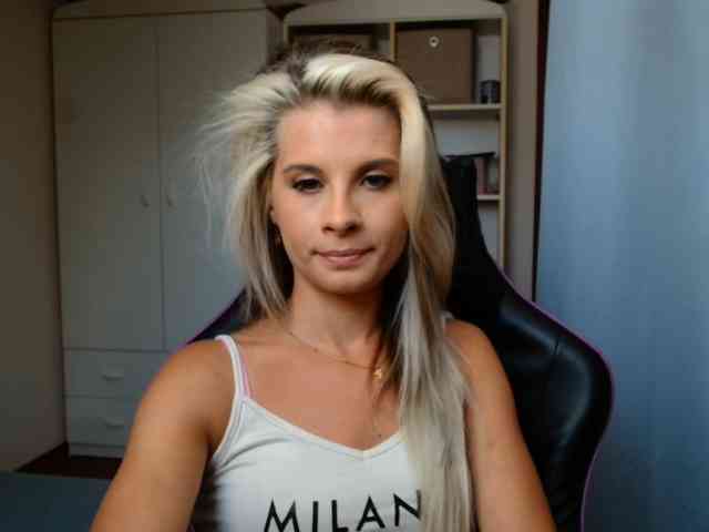 Model: KristineNatural
