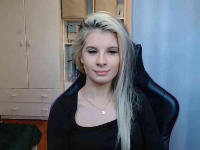 Model: KristineNatural