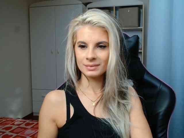 Model: KristineNatural