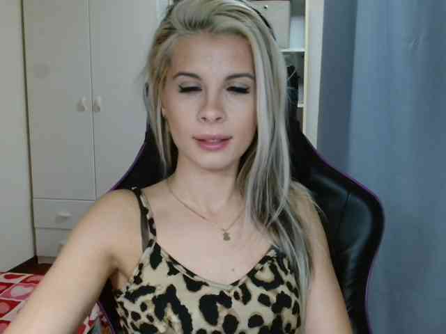 Model: KristineNatural