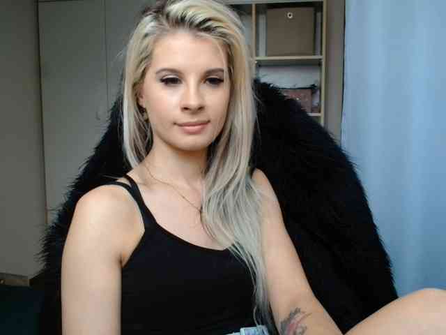 Model: KristineNatural