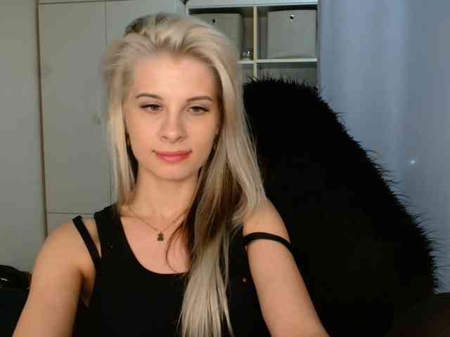 Model: KristineNatural