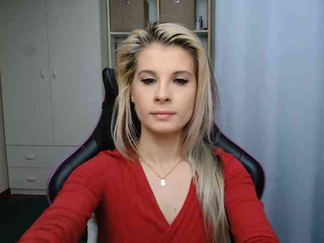 Model: KristineNatural