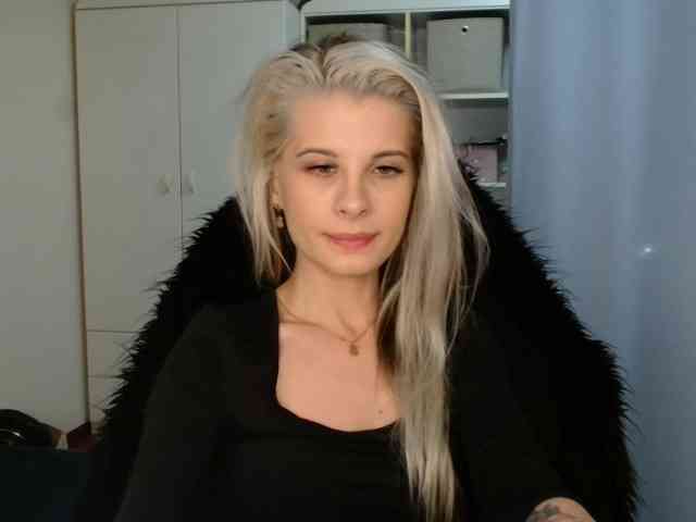Model: KristineNatural