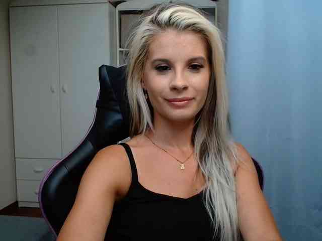 Model: KristineNatural