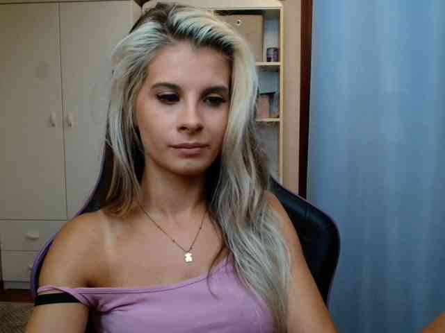 Model: KristineNatural
