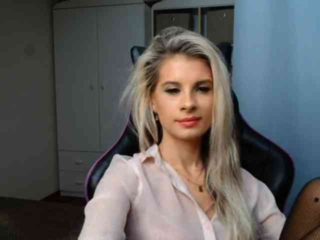 Model: KristineNatural