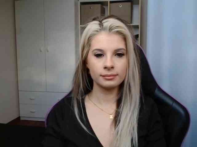 Model: KristineNatural