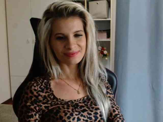 Model: KristineNatural