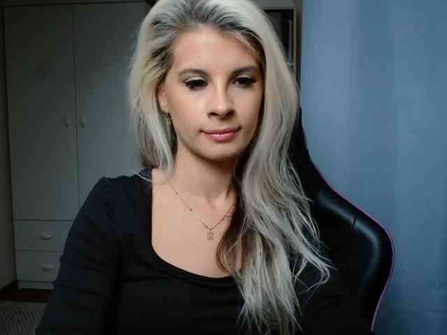 Model: KristineNatural