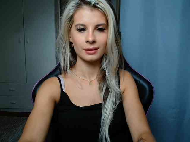 Model: KristineNatural