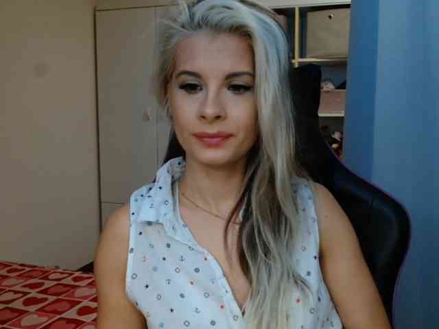 Model: KristineNatural