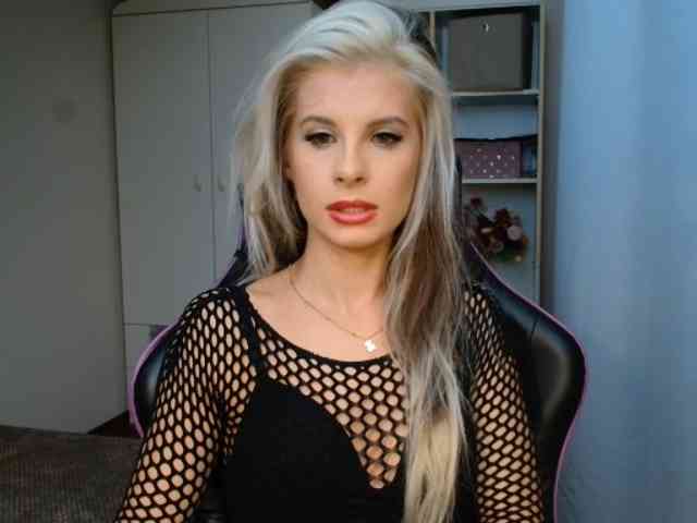 Model: KristineNatural