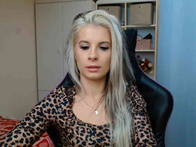 Model: KristineNatural