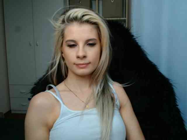 Model: KristineNatural