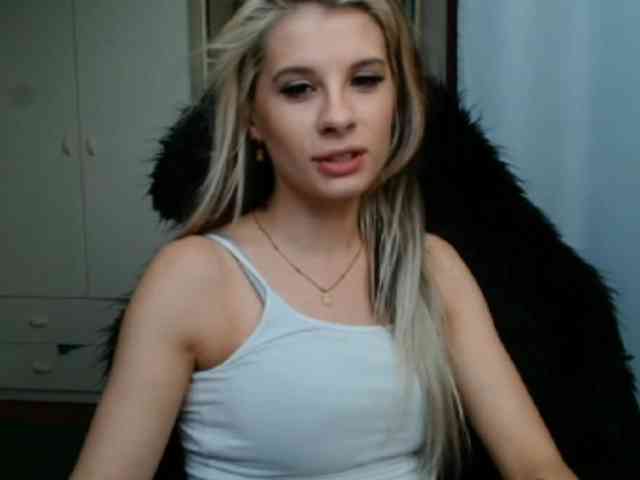 Model: KristineNatural