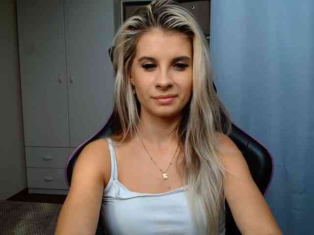 Model: KristineNatural