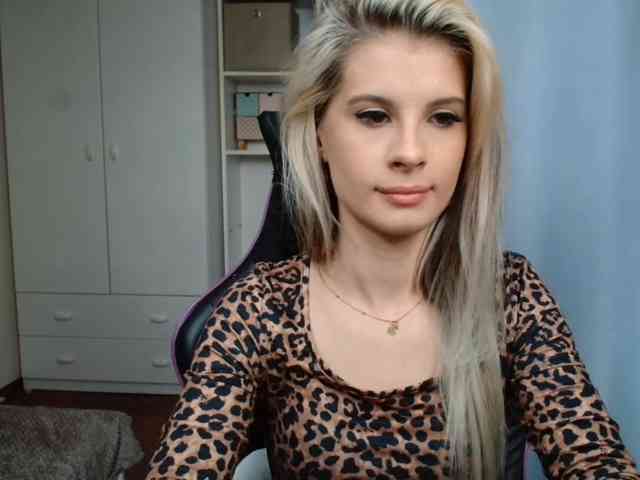 Model: KristineNatural