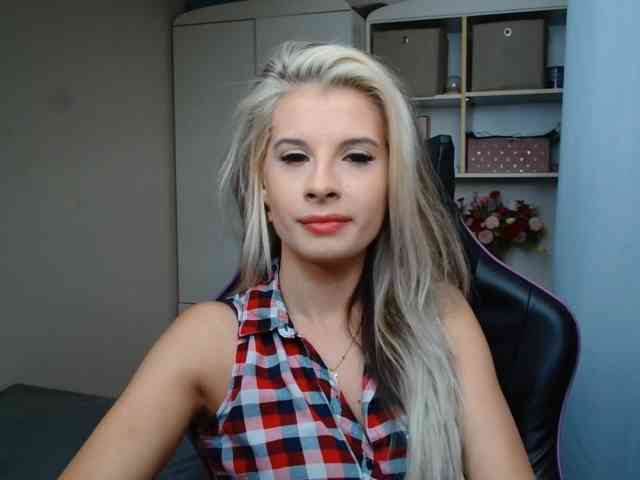 Model: KristineNatural