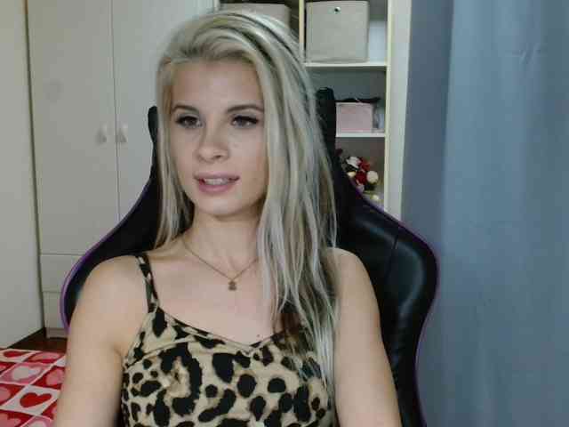 Model: KristineNatural