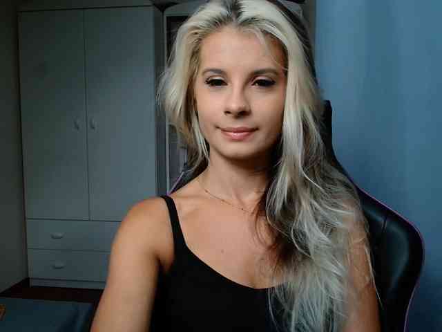 Model: KristineNatural